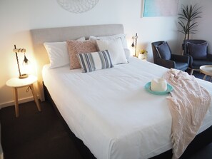 スタンダード ルーム バルコニー (Waterview Queen) | ピロートップベッド、遮光カーテン、アイロン / アイロン台、WiFi (無料)