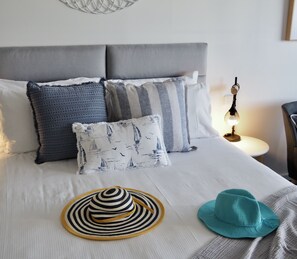 Chambre Standard, balcon (Waterview Queen) | Surmatelas, rideaux occultants, fer et planche à repasser, Wi-Fi gratuit