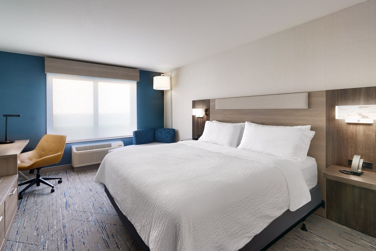 1 bedroom, premium bedding, pillowtop beds, desk
