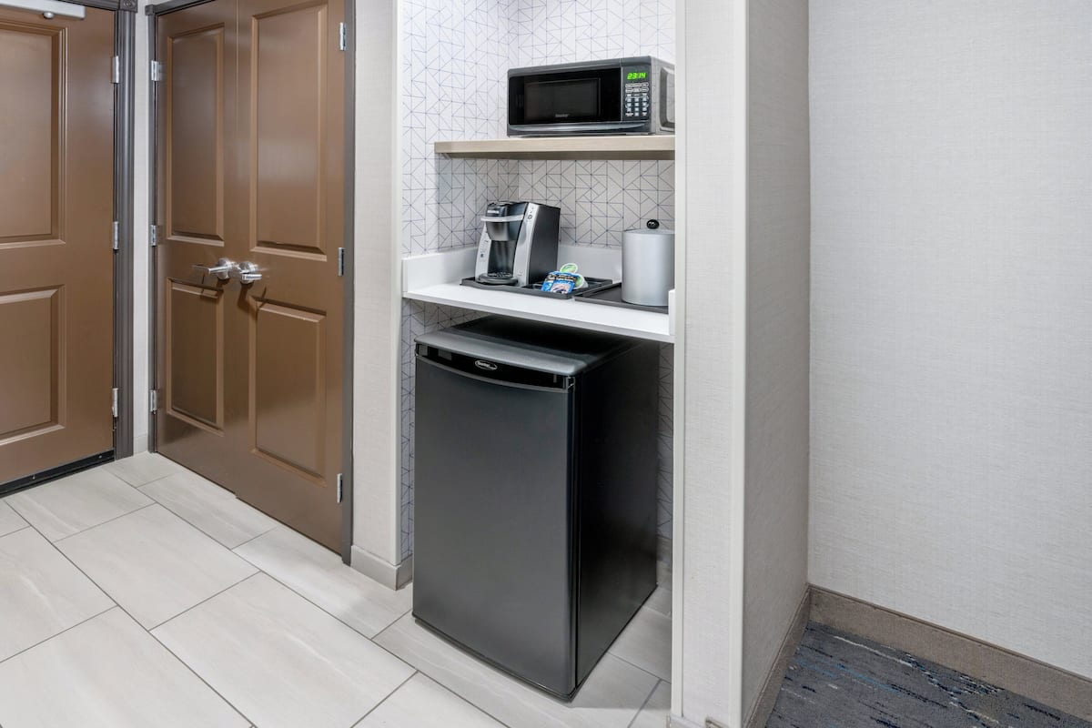 1 bedroom, premium bedding, pillow-top beds, desk