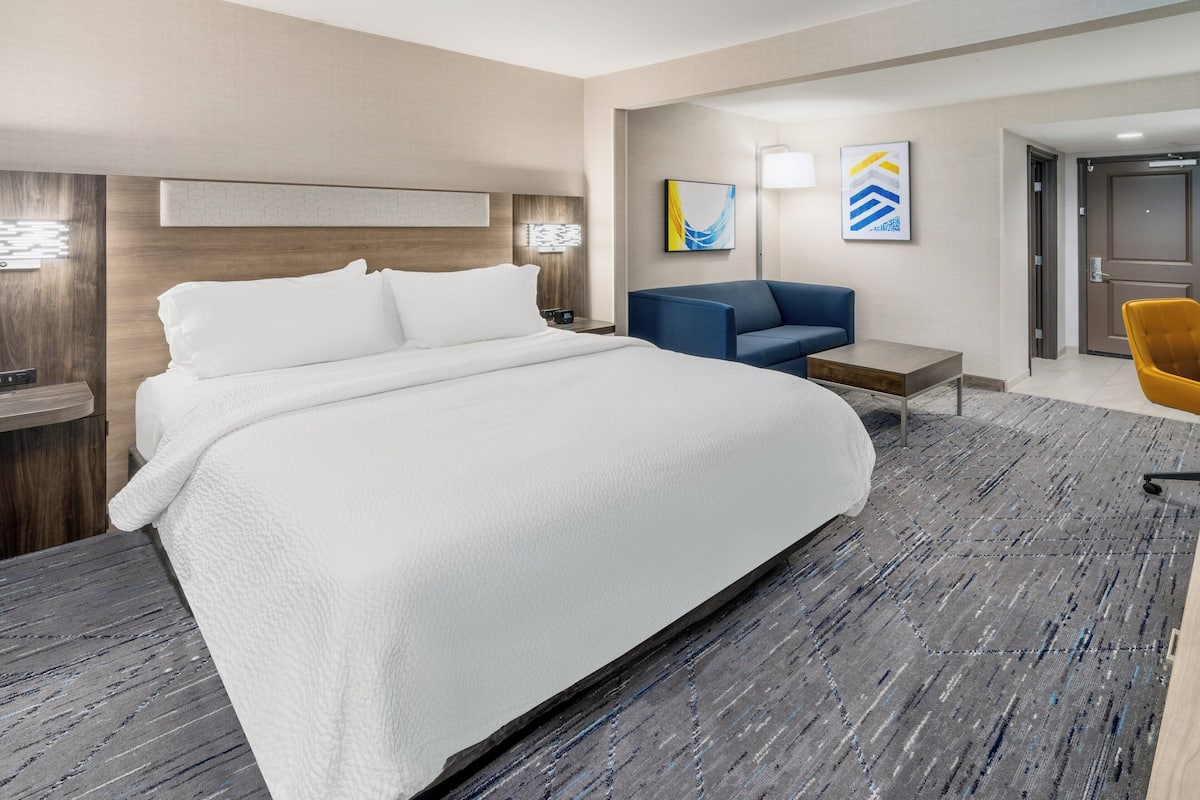 1 bedroom, premium bedding, pillow-top beds, desk