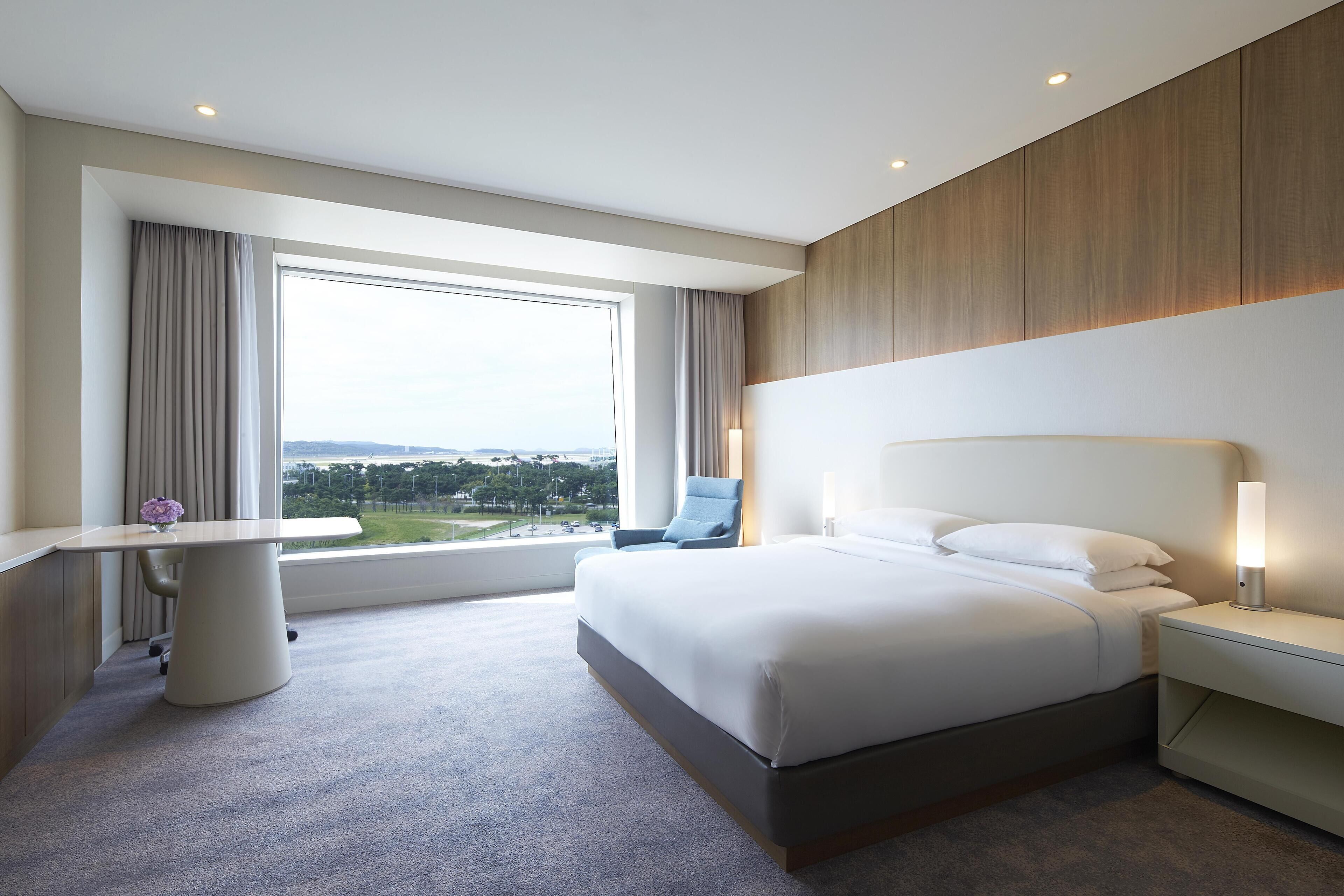 Club Room, 1 King Bed | Premium bedding, down comforters, minibar, in-room safe