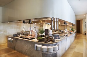 3 restaurants, breakfast served