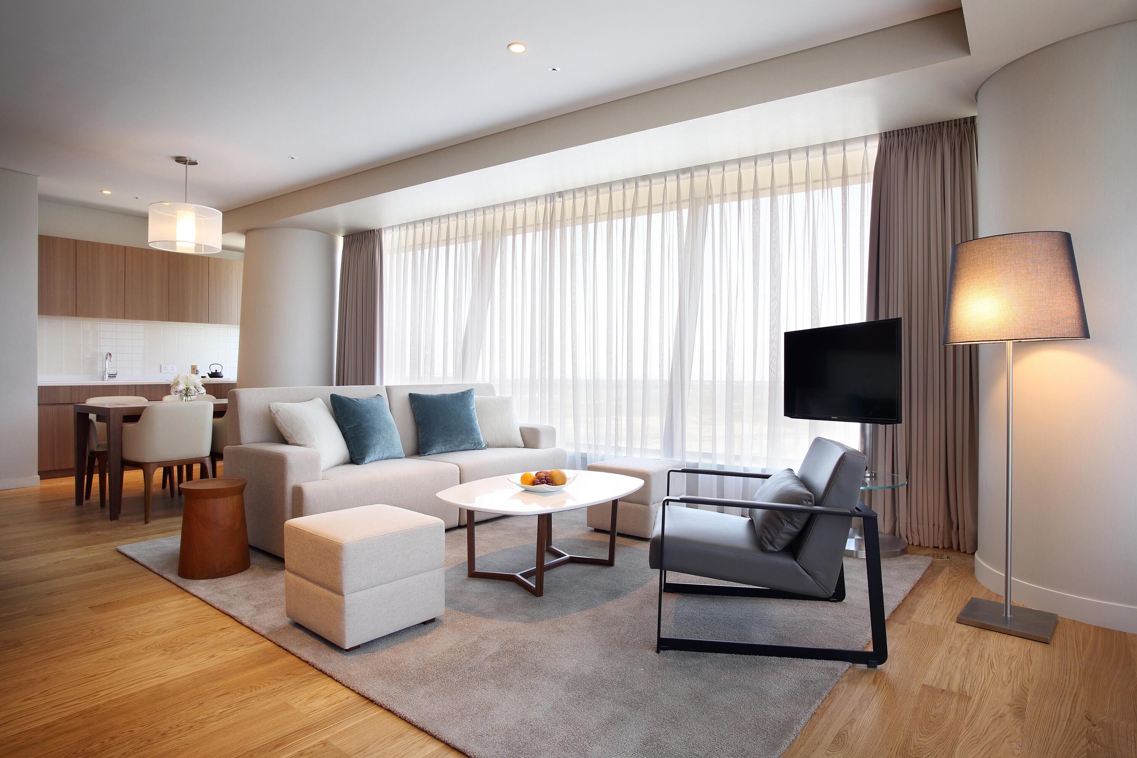 Executive-sviitti (West tower, Grand Deluxe) | Ylelliset vuodevaatteet, untuvapeitot, minibaari, tallelokero huoneessa