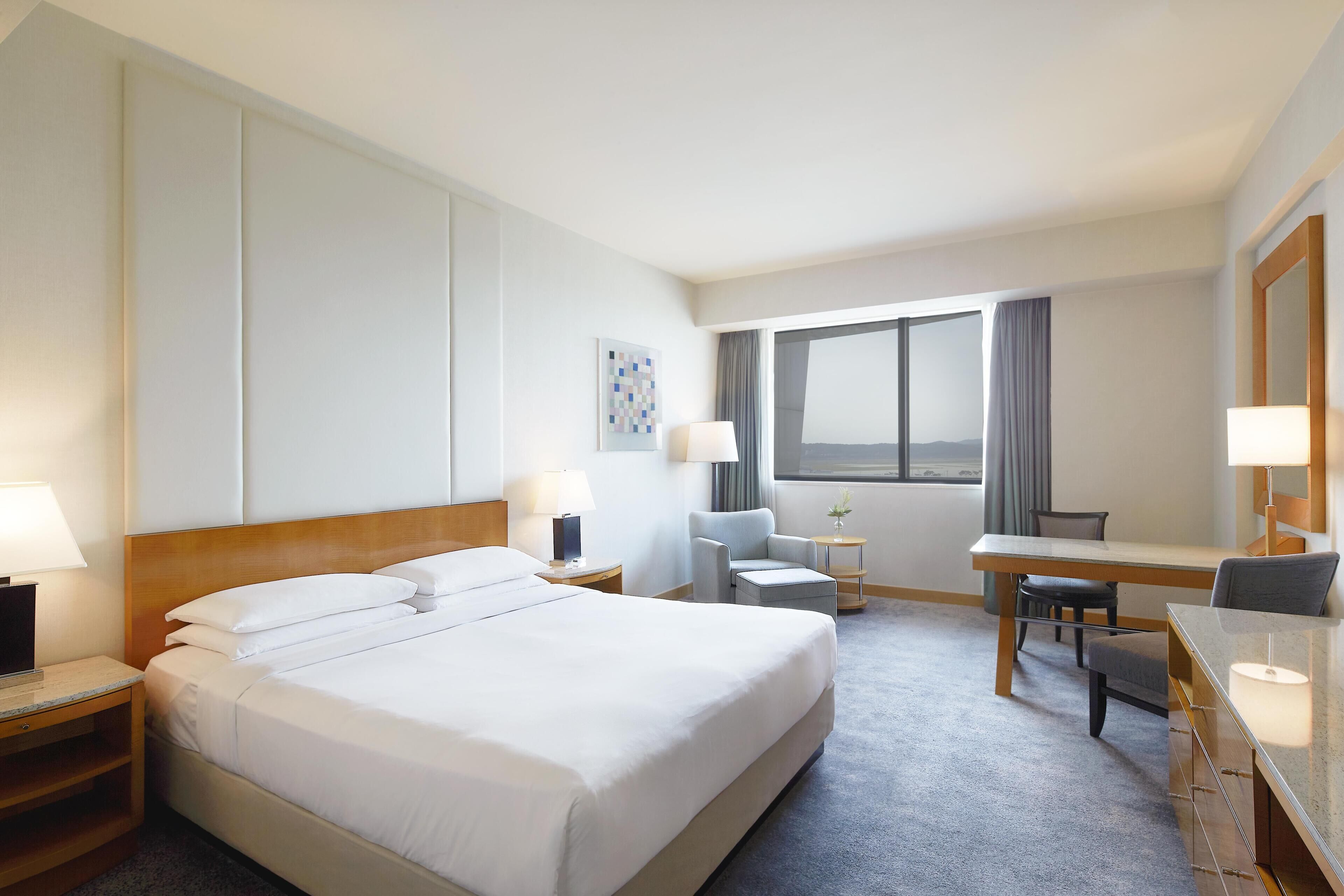 Room, 1 King Bed (High Floor) | Premium bedding, down comforters, minibar, in-room safe