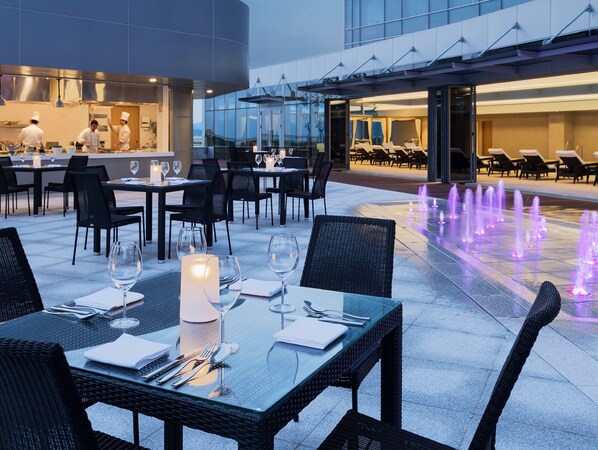 3 restaurants, breakfast served