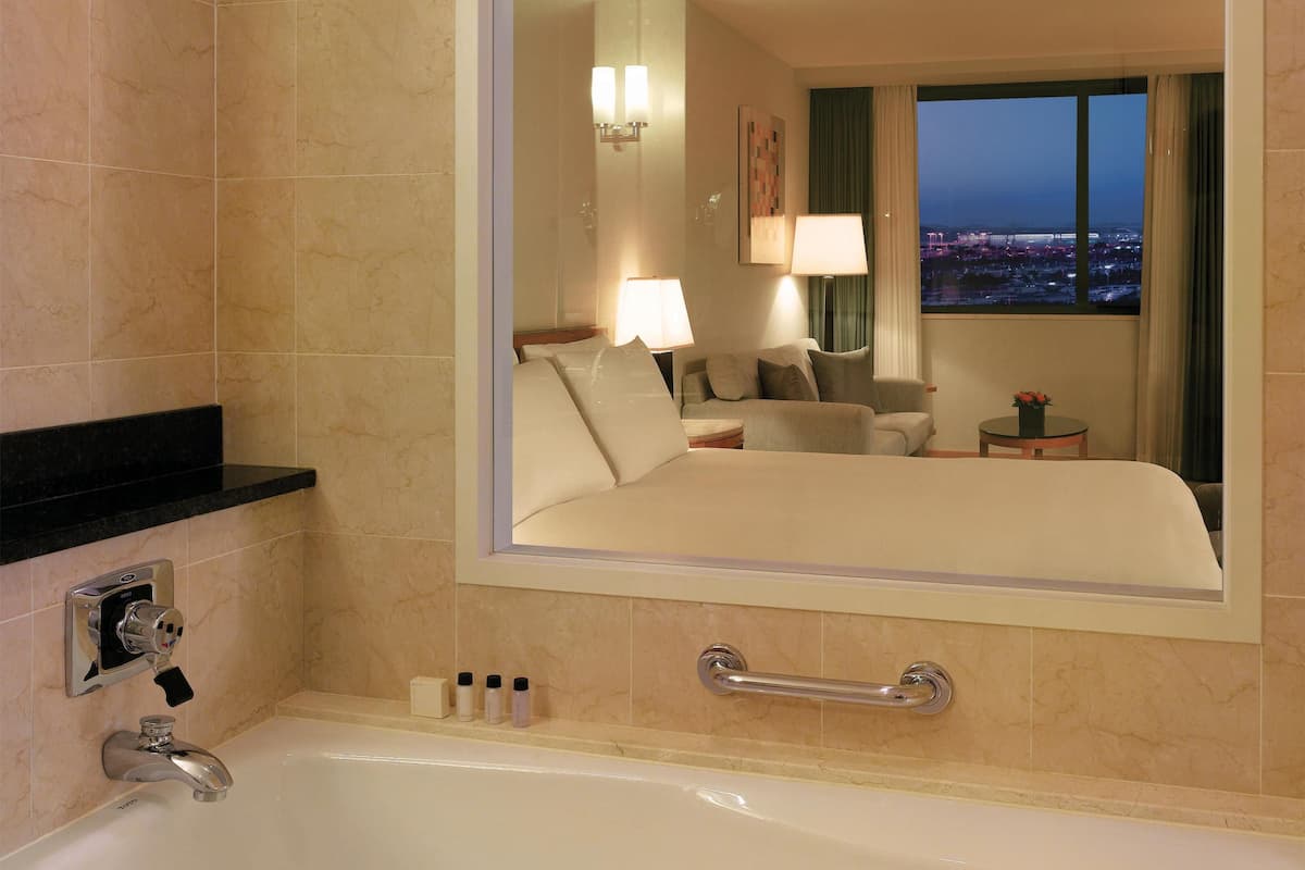 family room, 1 king bed (east tower) | premium bedding, down duvets, minibar, in-room safe