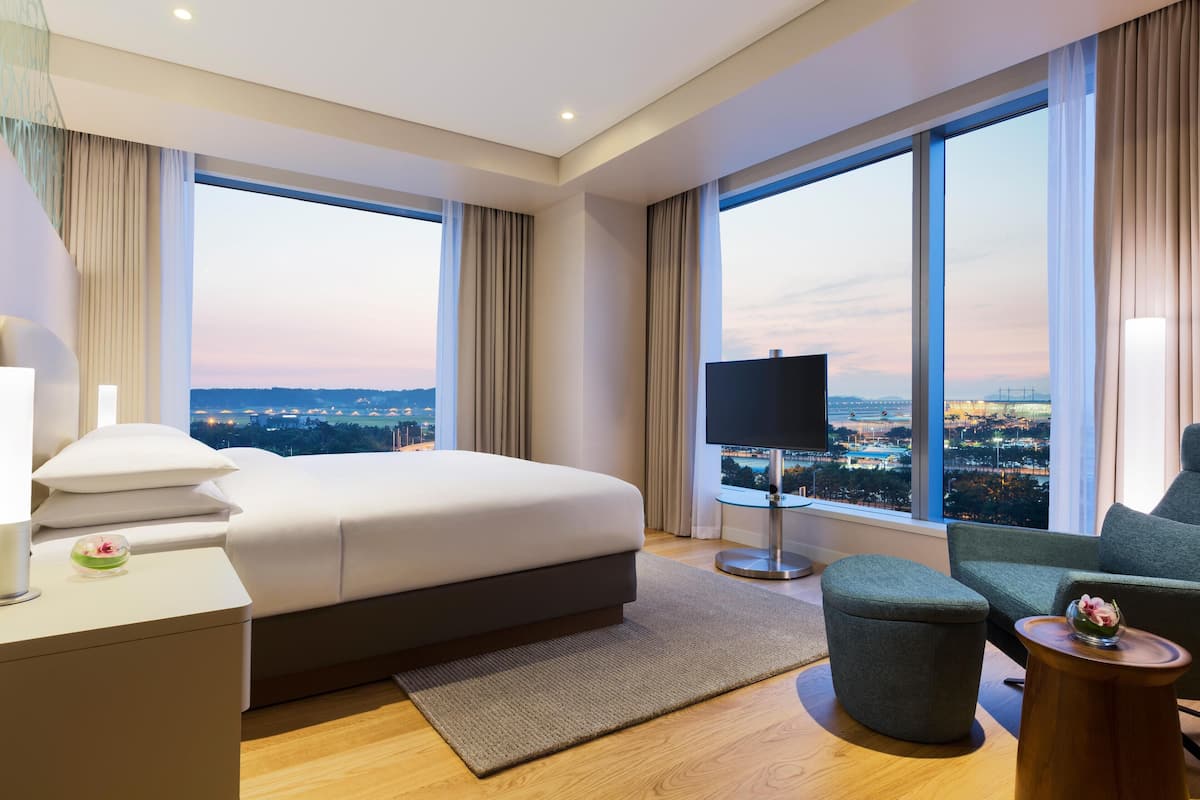 Deluxe Suite, 1 King Bed (West Tower, Grand) | Premium bedding, down duvets, minibar, in-room safe