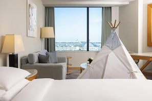 Habitación familiar, 1 cama King size | Ropa de cama de alta calidad, edredón y minibar 