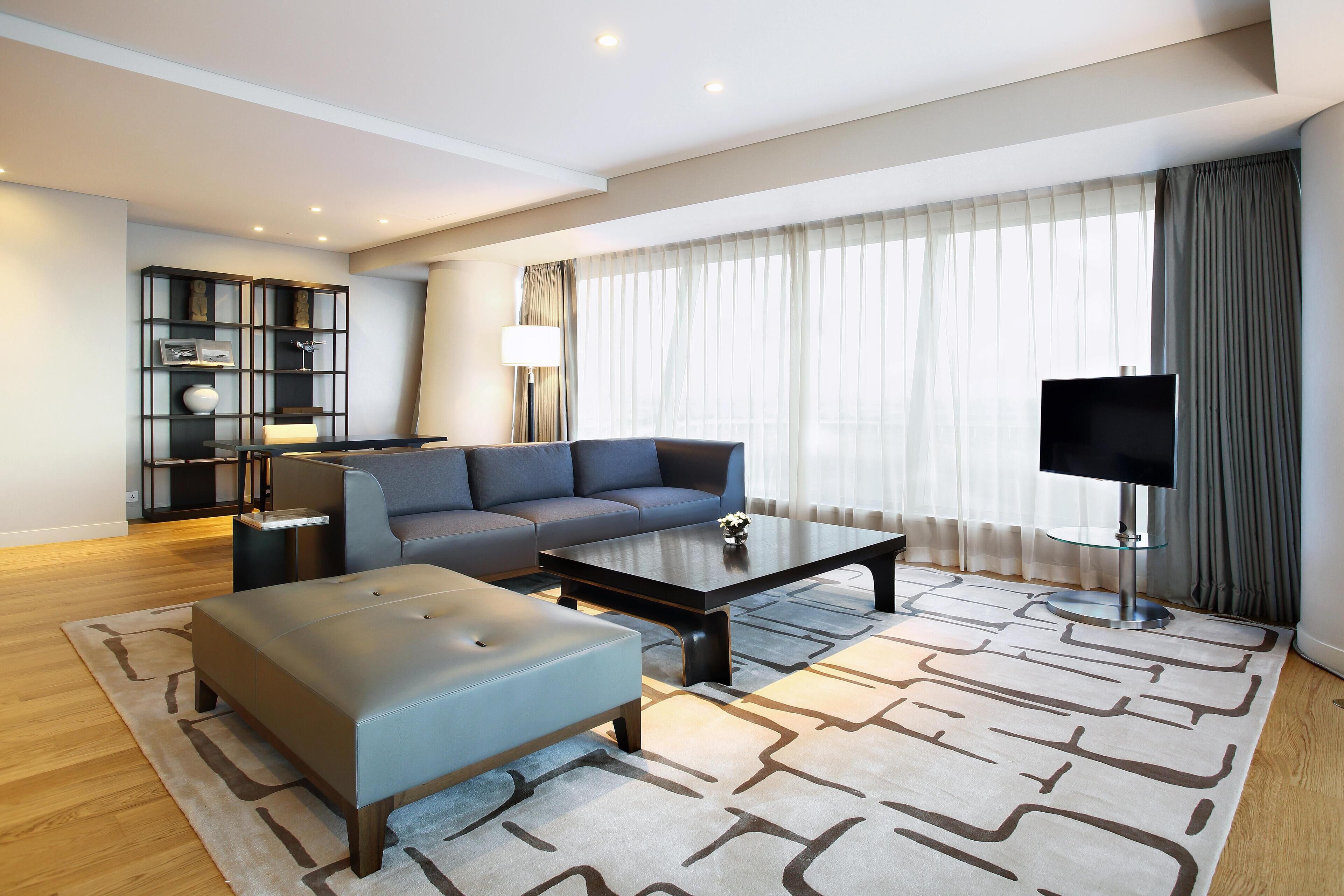 고급 침구, 오리/거위털 이불, 미니바, 객실 내 금고