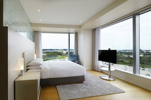 Deluxe-sviitti, 1 suuri parisänky (West Tower, Grand) | Ylelliset vuodevaatteet, untuvapeitot, minibaari, tallelokero huoneessa