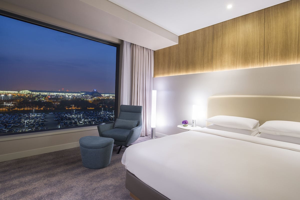 room, 1 king bed (west tower, airport view) | premium bedding, down duvets, minibar, in-room safe