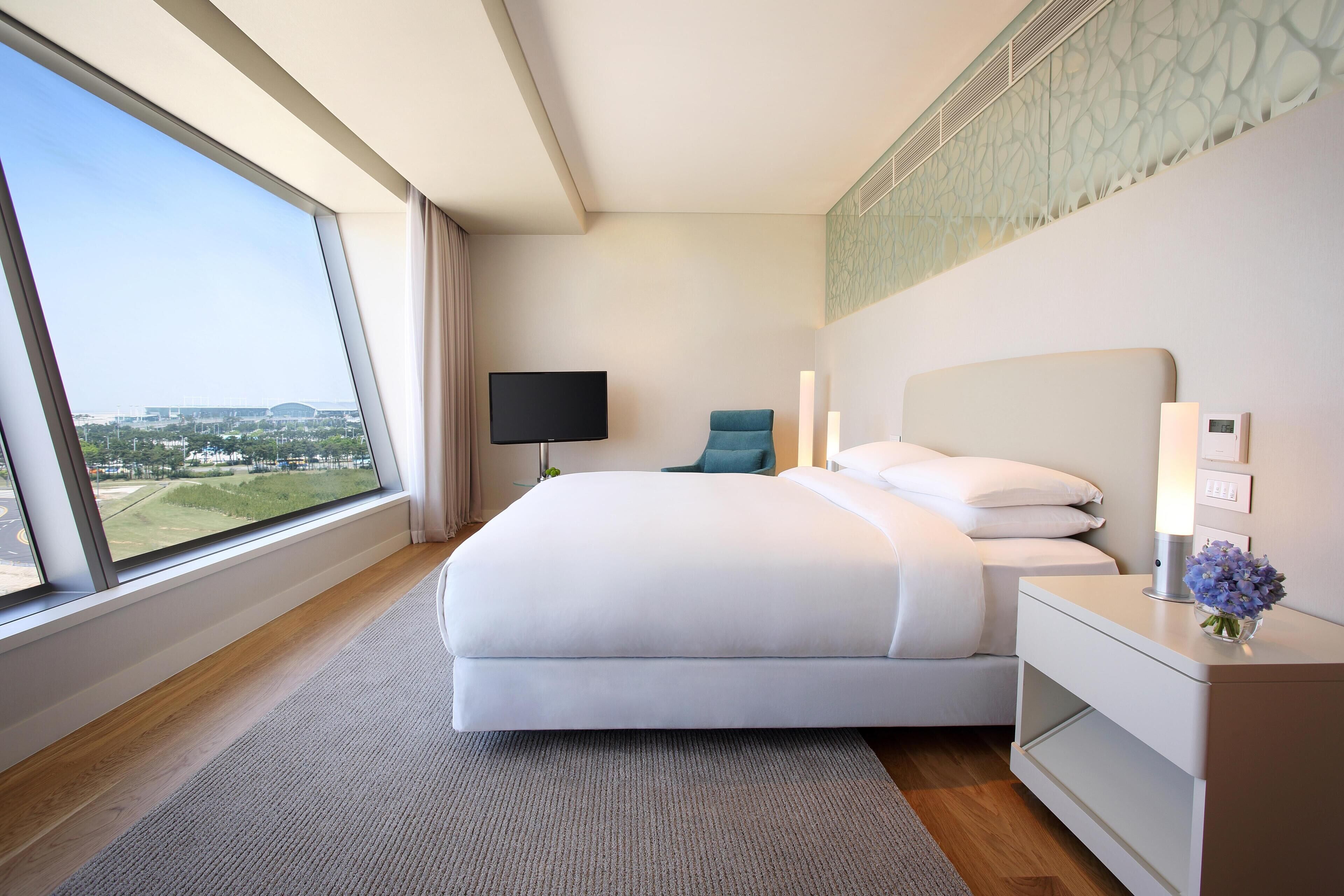 Executive Suite (West tower, Grand Deluxe) | Premium bedding, down comforters, minibar, in-room safe