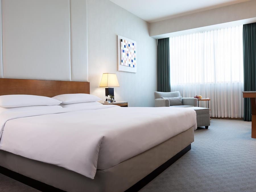 Camera, 1 letto king | Biancheria da letto di alta qualità, copriletto in piuma, minibar