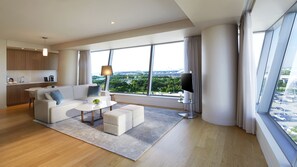 جناح تنفيذي (West tower, Grand Deluxe) | منطقة المعيشة | تلفزيون بشاشة مسطحة، وحدة شحن آي بود