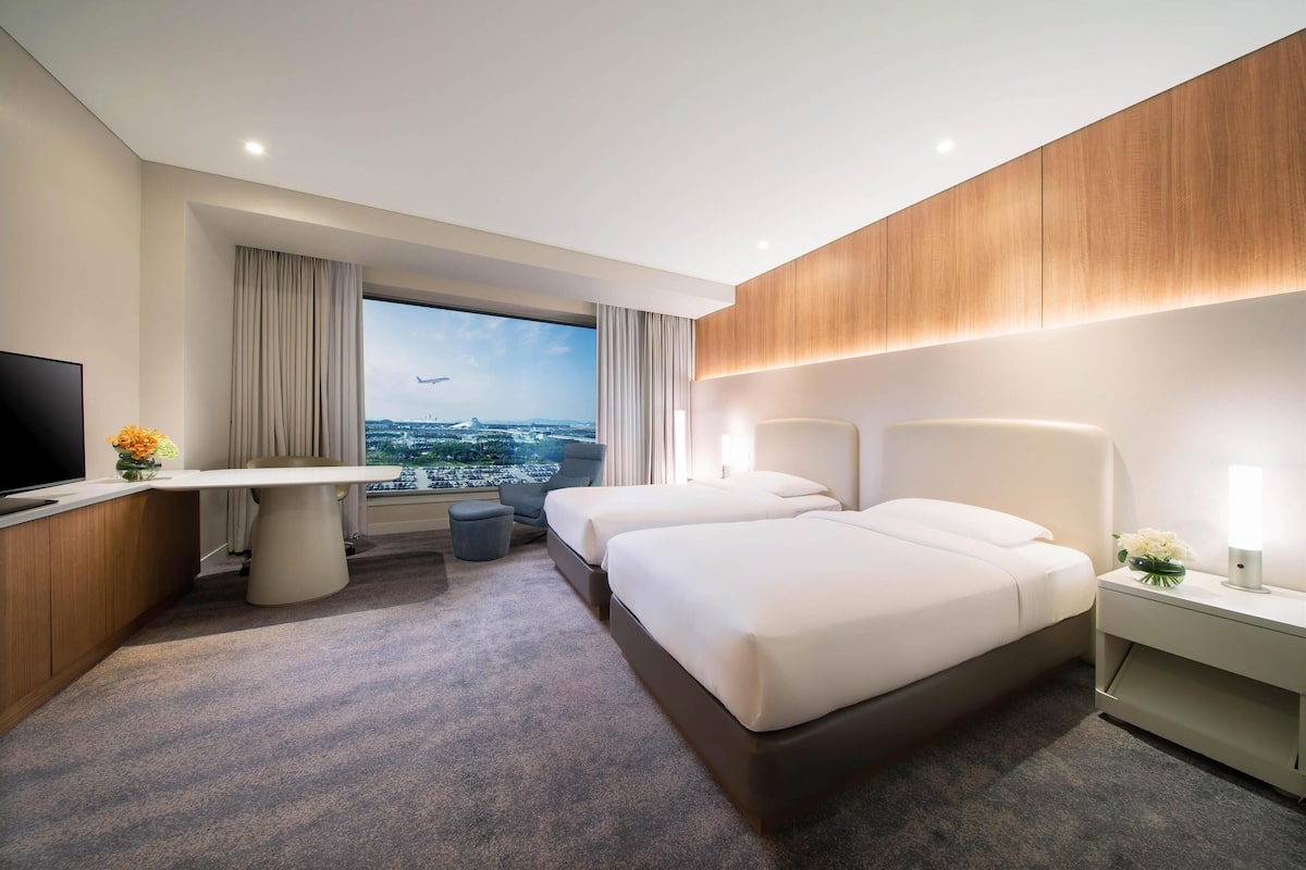 Room, 2 Single Beds (West Tower, Airport View)