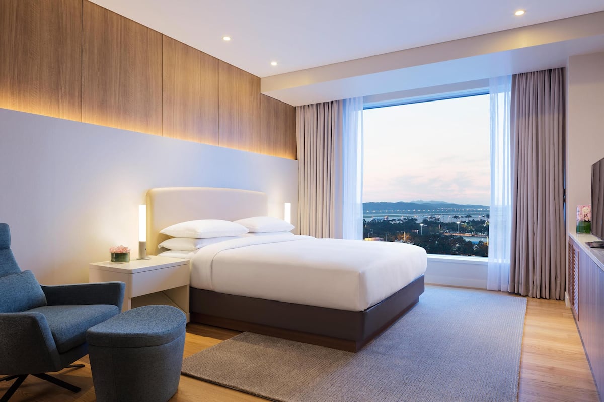 room, 1 bedroom (west tower, residence) | premium bedding, down duvets, minibar, in-room safe