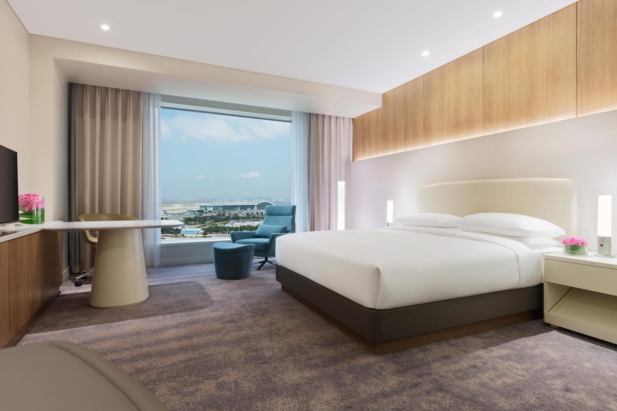 Deluxe Room, 1 King Bed (West Tower)