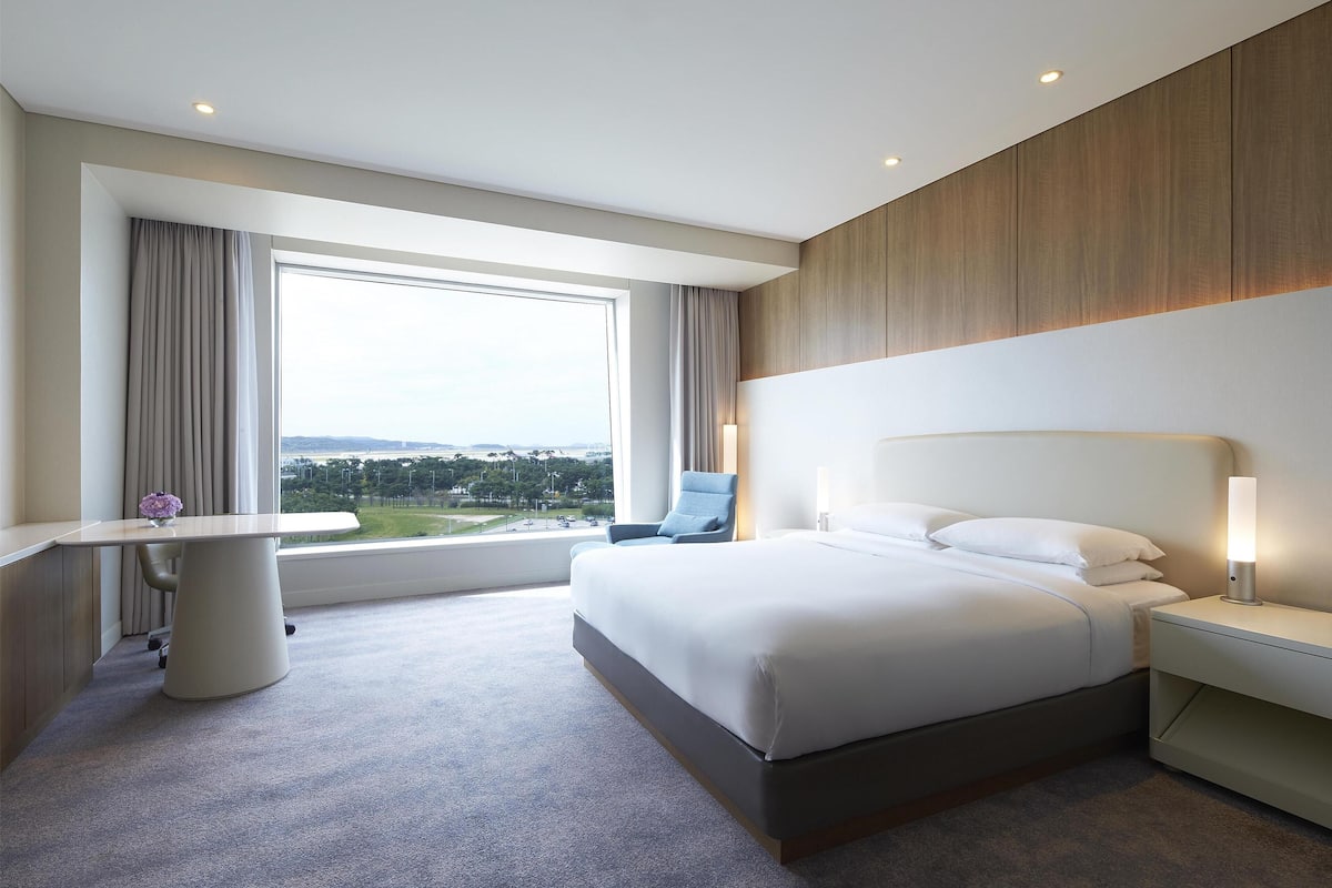 Club Room, 1 King Bed (West Tower)