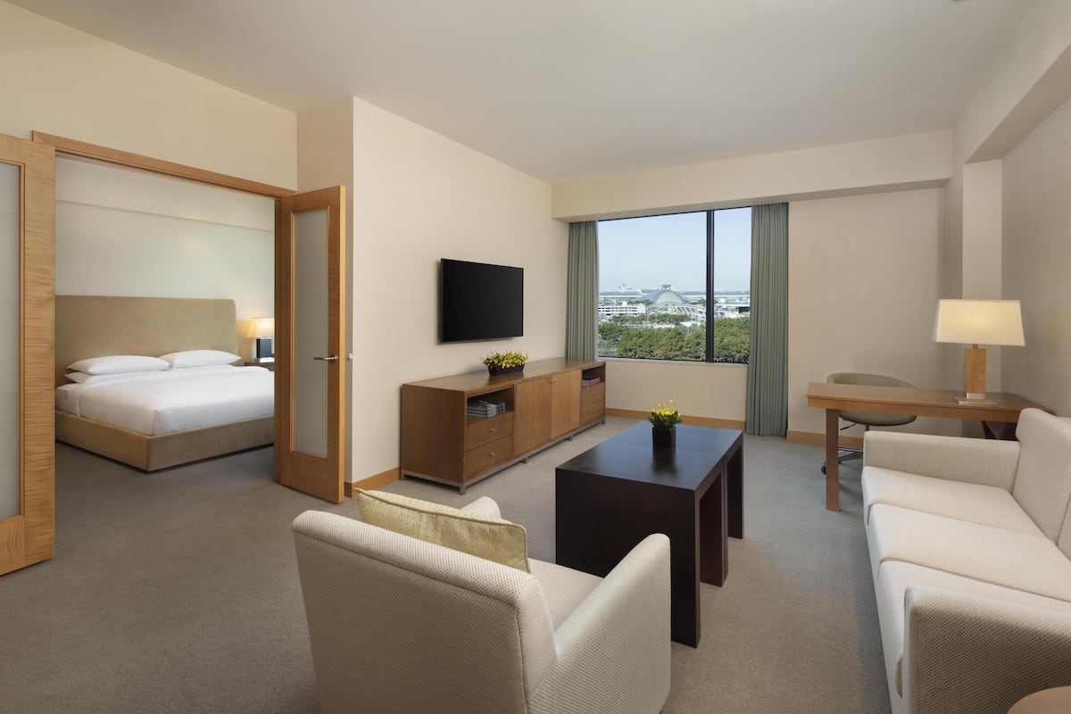 Premium bedding, down comforters, minibar, in-room safe