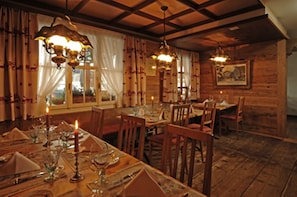 3 restaurants, breakfast, lunch, dinner served; Regional cuisine