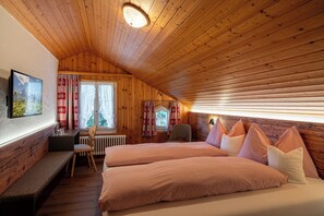 Standard tvåbäddsrum (Stammhaus /Chalet Enzian) | Värdeförvaringsskåp på rummet, skrivbord och gratis wi-fi