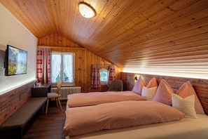 Standard tvåbäddsrum (Stammhaus /Chalet Enzian) | Värdeförvaringsskåp på rummet, skrivbord och gratis wi-fi