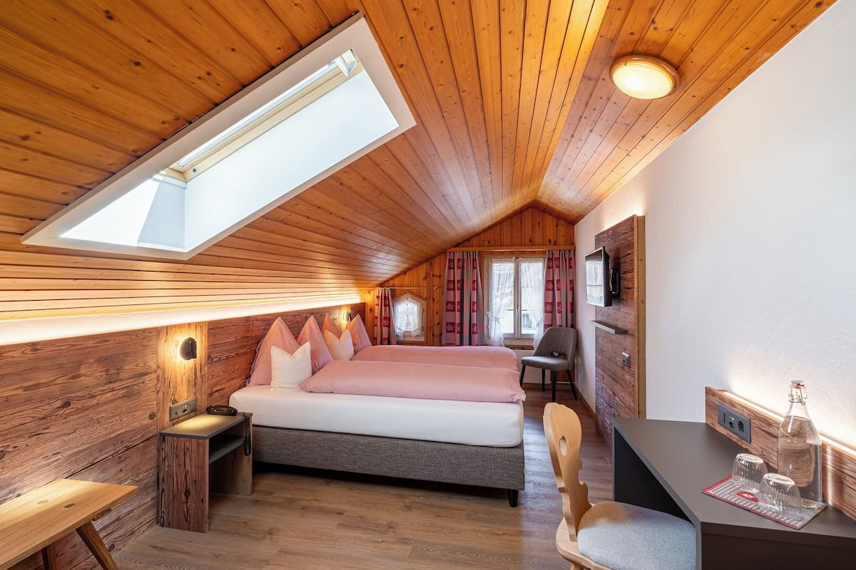 标准双床房 (Stammhaus /Chalet Enzian) | 客房内保险箱、办公桌、免费 WiFi