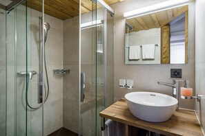Shower, hair dryer, towels - Hotel Alpenblick (Wilderswil)