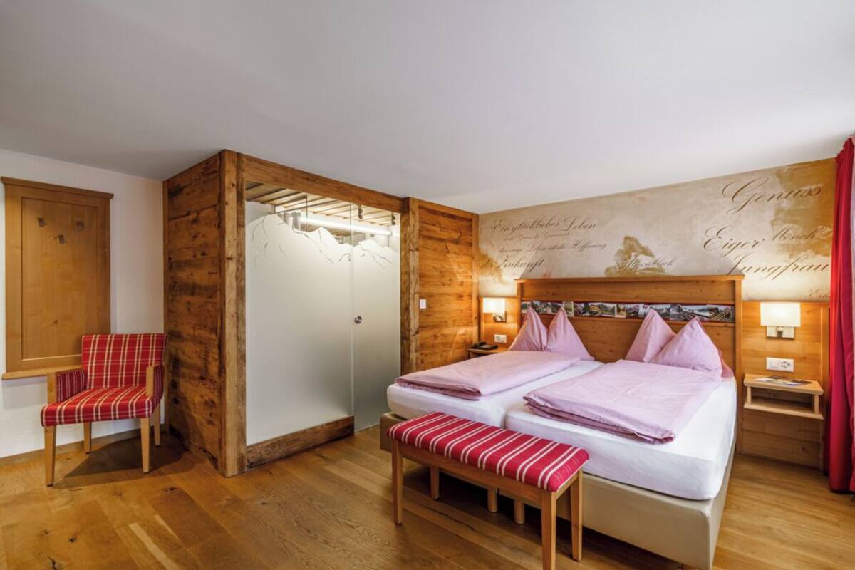 高级双人房 (Stammhaus /Chalet Enzian) | 客房内保险箱、办公桌、免费 WiFi