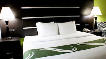 Studio suite, 1 kingsize bed, bubbelbad (Efficiency) | Luxe beddengoed, donzen dekbedden, een kluis op de kamer, een bureau