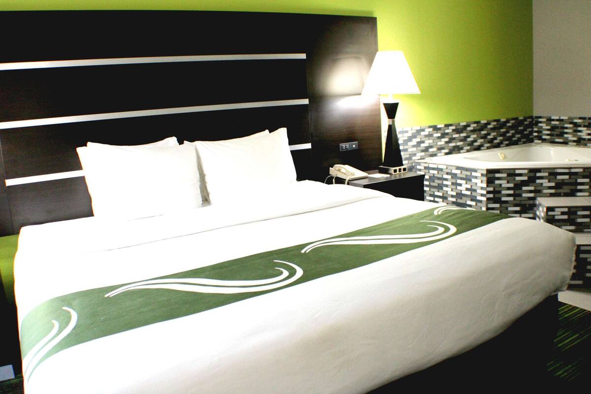 Studio Suite, 1 King Bed, Jetted Tub (Efficiency) | Premium bedding, down duvets, in-room safe, desk