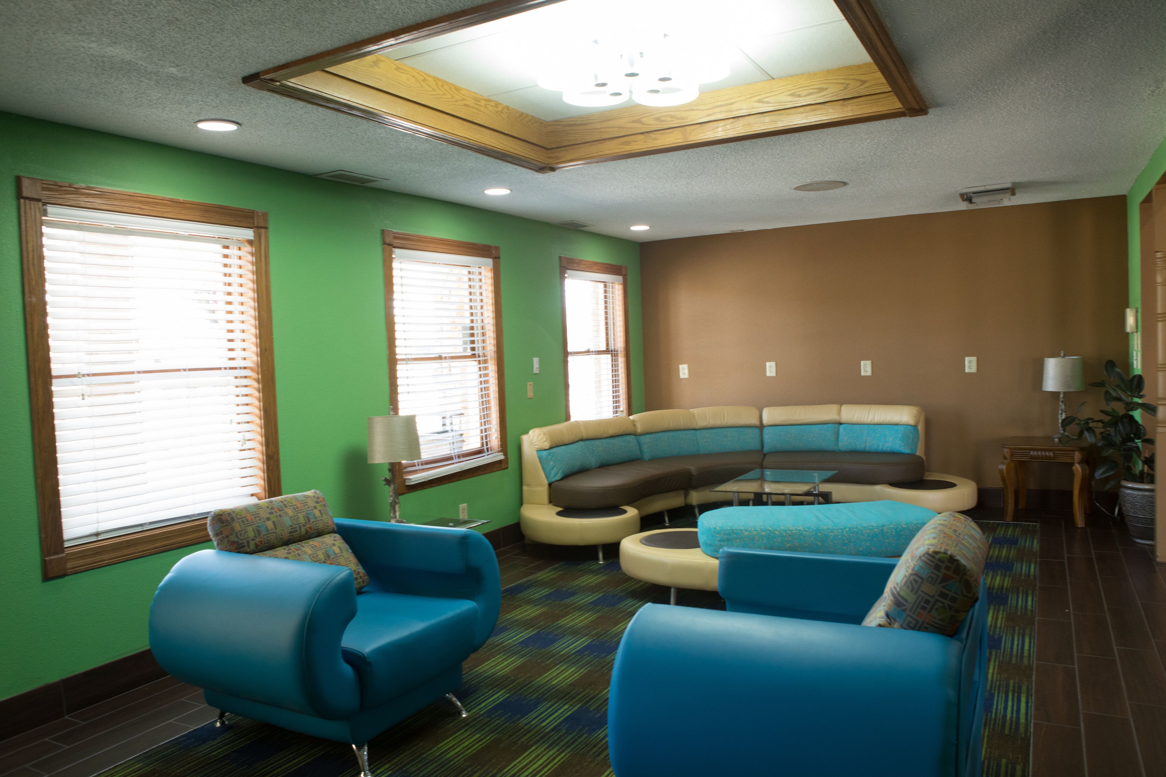 Una sala de estar con un sofá modular, dos sillones y una mesa de centro.