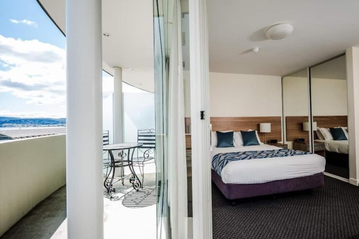 Bureau, fer et planche Ă repasser, lit parapluie, Wi-Fi gratuit