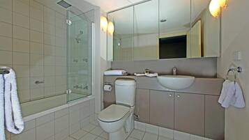 Combined shower/bathtub, free toiletries, hair dryer, towels