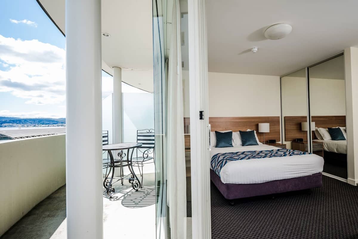 Bureau, fer et planche Ă repasser, lit parapluie, Wi-Fi gratuit