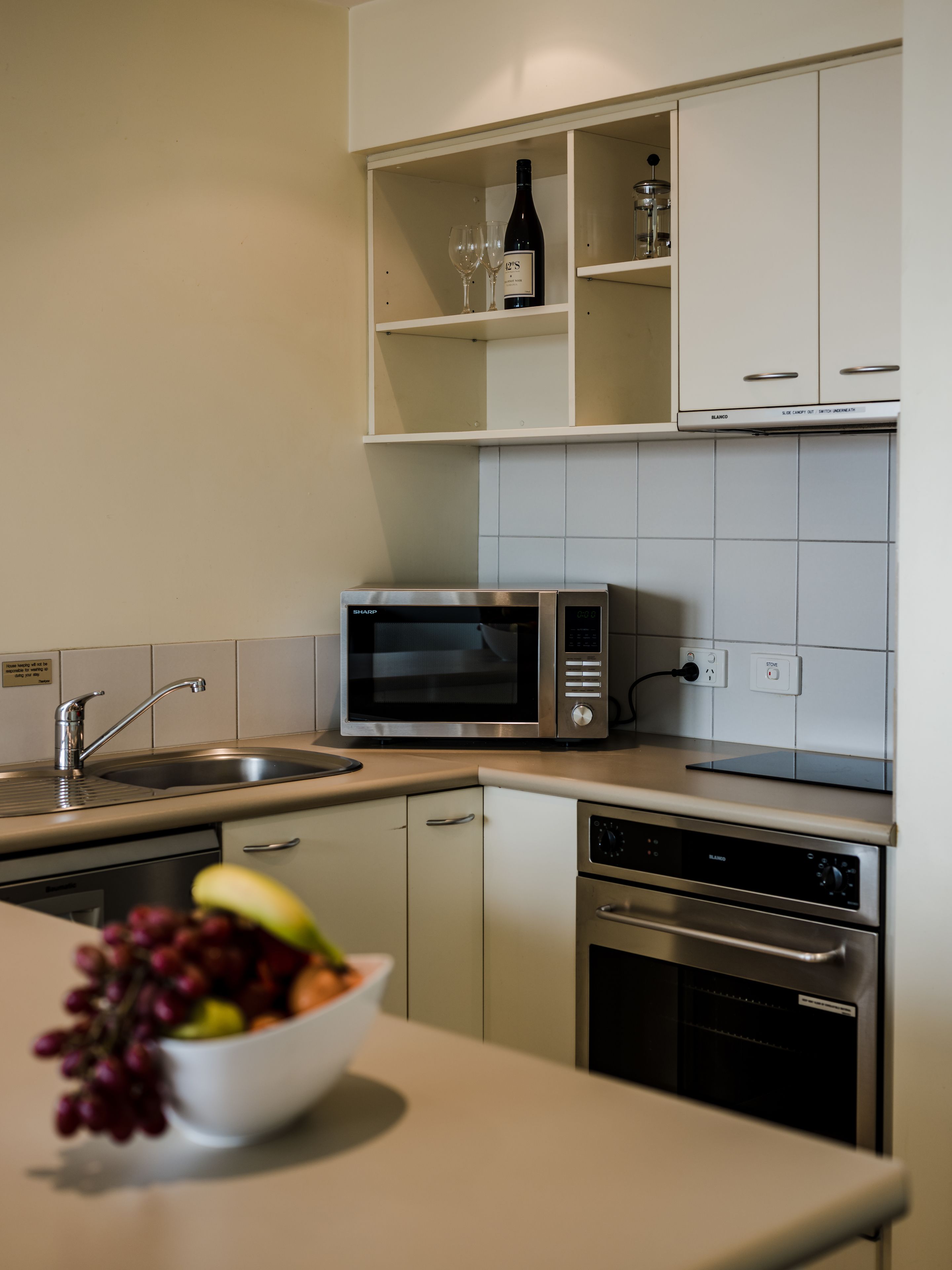 microwave, cookware/dishes/utensils