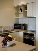 Micro-ondas, talheres/pratos/utensílios de cozinha