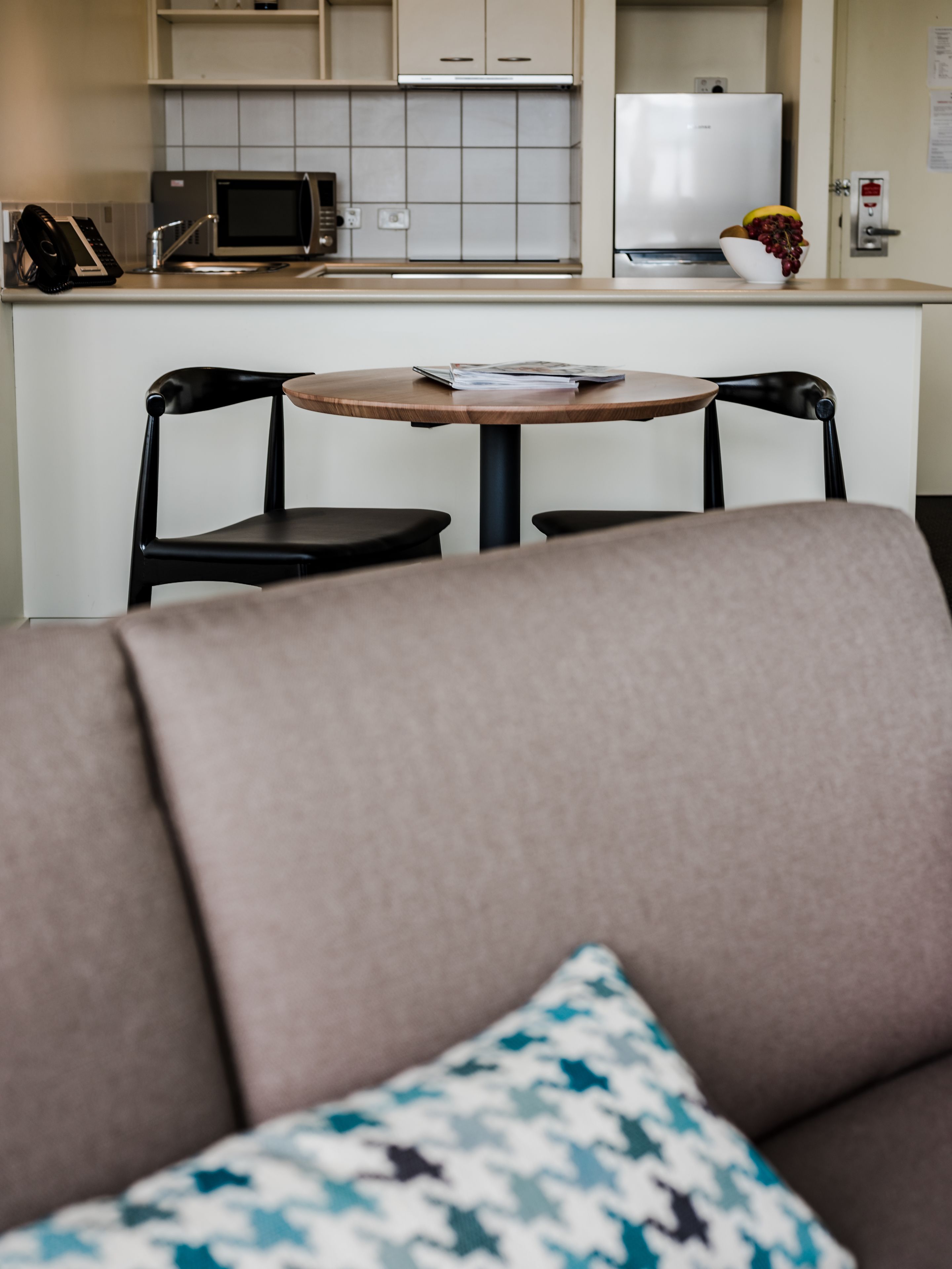 microwave, cookware/dishes/utensils