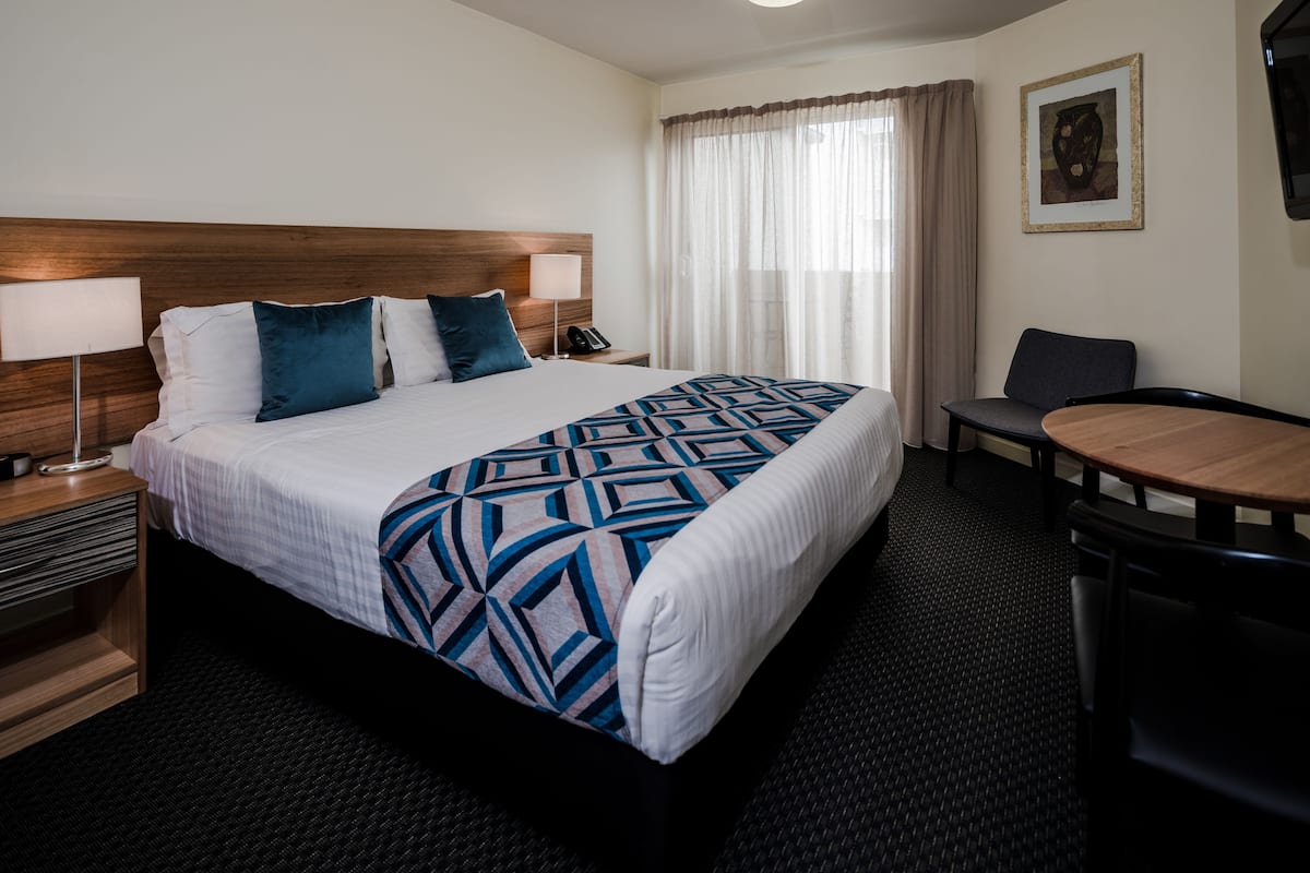 minibar, desk, iron/ironing board, free cots/infant beds