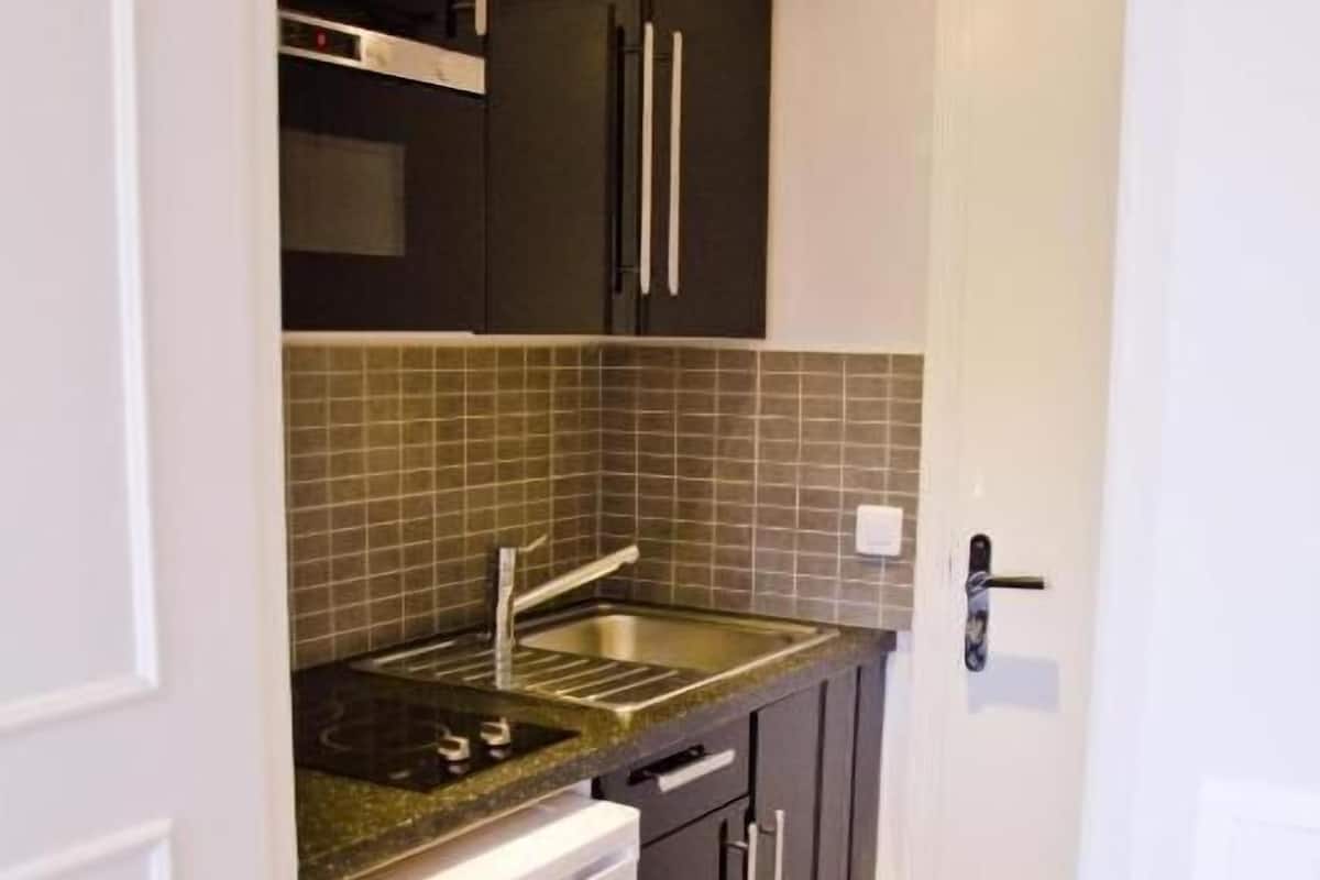 Departamento | Cocina privada | Refrigerador, microondas, parrilla de estufa y utensilios de cocina