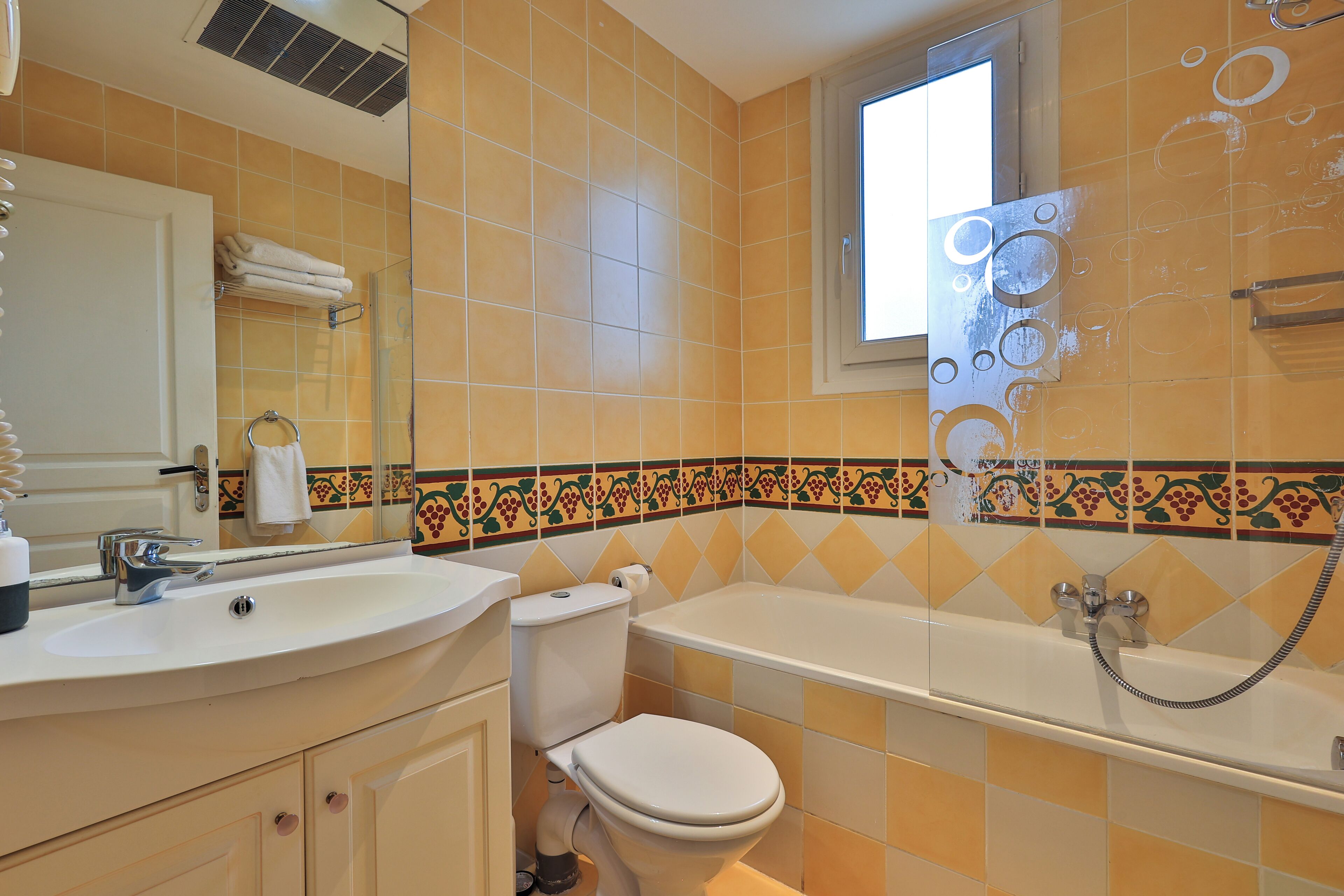 Een badkamer met een wastafel, toilet en bad.