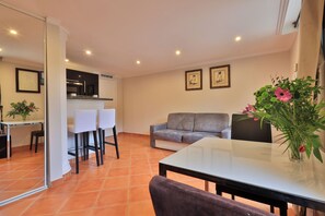 Deluxe Apartment, 1 Bedroom, Terrace, Garden View (4 pers) | Living area