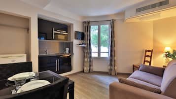 Apartamento Deluxe, 1 habitación, vistas al jardín (4 pers) | 1 dormitorio, cortinas opacas, tabla de planchar con plancha