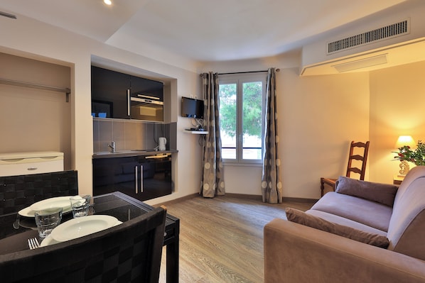 Deluxe Apartment, 1 Bedroom, Garden View (4 pers) | Blackout drapes, iron/ironing board, free WiFi, bed sheets