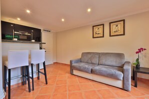 Lägenhet Deluxe - 1 sovrum - terrass - utsikt mot trädgården (4 pers) | Vardagsrum | Platt-tv