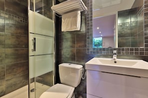 Deluxe Apartment, 1 Bedroom, Terrace, Garden View (4 pers) | Bathroom | Free toiletries, hair dryer, towels, soap
