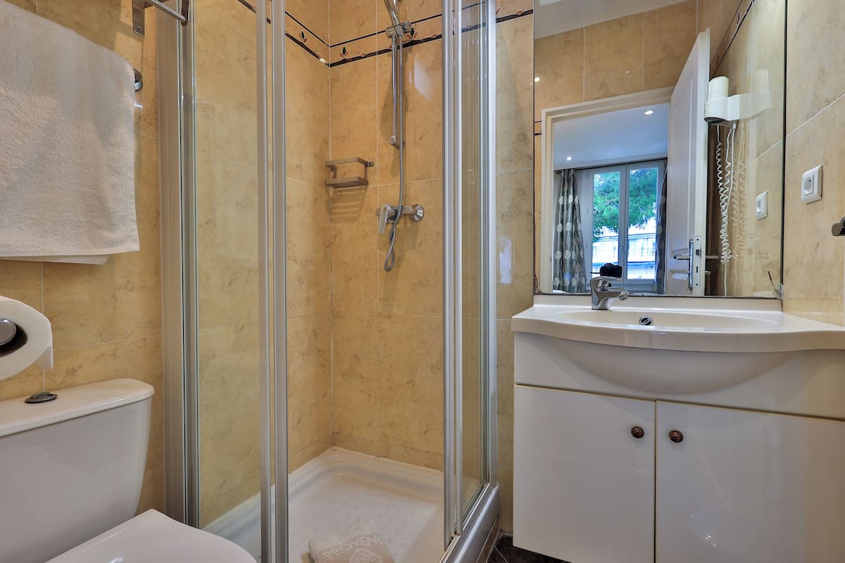 Amenidades de baño gratuitas, secadora de cabello, toallas, jabón