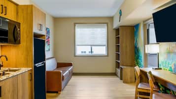 Svit - 1 queensize-säng - icke-rökare | Skrivbord, mörkläggningsgardiner och strykjärn/strykbräda