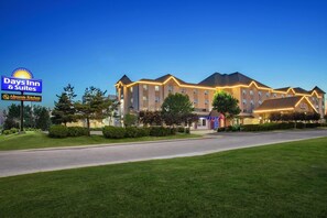 Un hotel Days Inn Suites con un letrero que indica una cocina Aliments Kitchen.